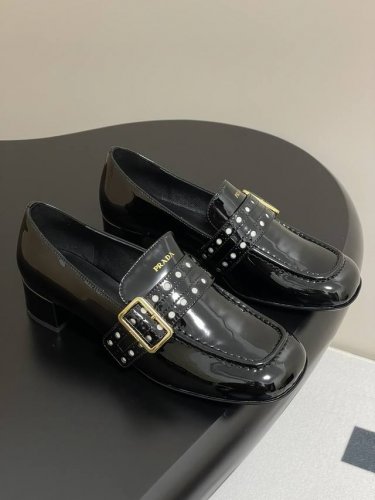 25Ssprada普拉达早春新款方头冲孔粗跟乐福鞋 蛮复古暗黑系的一款玛丽珍 颜值和舒适度这块都把我吃的死死的！ 可盐可甜的娃娃头设计 透着满满的少女感 复古俏