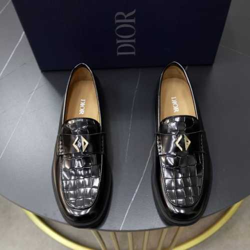 出厂价Pp： 品牌：迪奥Dior 标准码：男码38 44 45可以定做 等级：官网同款 材料：原版牛皮拼接 牛皮内里 原版Tpu耐磨柔软大底 款式类别：休闲运动