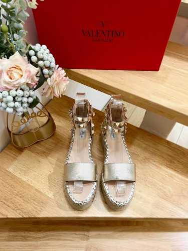 Valentino Garavani 荔枝牛皮系带加厚底坡跟凉鞋 -特殊定制款 - 金属效果工艺处理铆钉装饰 - 麻绳包裹坡跟 - 可调节小牛皮系带 - 坡跟防