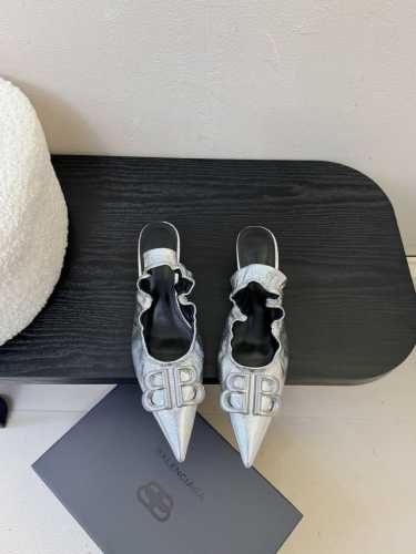 Balencia新款高跟鞋凉鞋 超有气质妥妥的自留款 上脚尤为惊艳，闭眼入都是不会后悔 进口牛油鞋面 羊皮内里 真皮大底 尺码:35–39 40定制