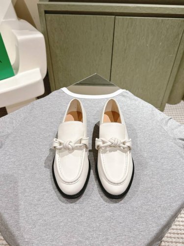 Bottega Venet* 皮质编扣 女士Astaire乐福鞋 原版一比一做法 一致五金 当今流行的又一趋势 天花板啦 3色百搭 精致平底 包裹面料 同色跟皮
