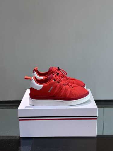 Moncler x adidas adidas与世界知名羽绒服品牌打造了一系列的联名产品，整个鞋面采用大面积的荧光尼龙面料，格外吸睛，内里的填充物很舒适，整个鞋