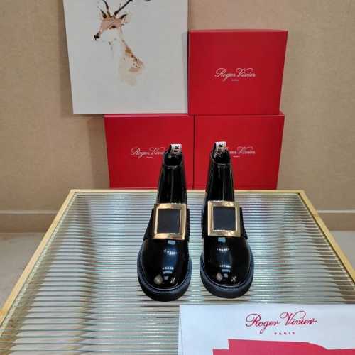 RV Roger vivier 经典钻扣 方扣漆皮短靴 切尔西靴 众多明星上脚，无论搭配裙装裤装休闲不失优雅，今年秋冬必买短靴之一，穿上少女心爆棚。 码