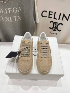 高版本出厂 prada 普拉达 25ss新款系带厚底小白鞋休闲运动鞋这款运动鞋延续经久不衰的轮廓，是新款经典单品采用小牛 精心制作， 提升格调 款式轻盈，四季皆