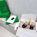 出厂 Bottega Veneta Bv葆蝶家 25Ss新款 情侣款复古阿甘鞋 德训鞋休闲运动鞋 sneaker科技尼龙和绒面打造 灵感来自复古球鞋 全新演绎经
