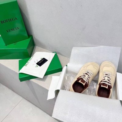 出厂 Bottega Veneta Bv葆蝶家 25Ss新款 情侣款复古阿甘鞋 德训鞋休闲运动鞋 sneaker科技尼龙和绒面打造 灵感来自复古球鞋 全新演绎经