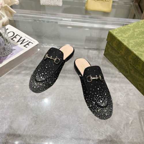 1803-1 黑G钻 35-41 作为Gucci设计传承的杰出代表，Jordaan系列饰马衔扣乐福鞋生动彰显经典优雅格调。这款鞋履采用品牌标志性字母图案帆布，成