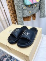 小众潮牌The Row23夏季刺绣logo厚底简易拖鞋 第一眼看到这个鞋子给人感觉很简单不起眼 其实上脚很好看，主要也好穿，整个鞋子非常柔软不磨脚。简约百搭款~