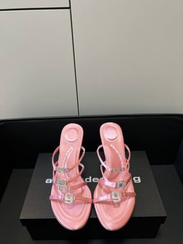 Alexanderwang 亚历山大王 新款高跟拖鞋 永远爱大王的高跟鞋 简约百搭又好看！钻链的设计真的太绝了 设计闭眼入就行了 不会出错！ 跟高：6.5 8c