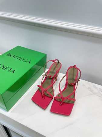 Bv 葆蝶家 12色齐季条带凉鞋 棒棒糖粉一荧光玫红 Bottega Veneta 季 条带夹趾凉鞋 继续延续 夸张的各种配色 必将影响穿搭界 各个明星 博主争 - 点击图像关闭
