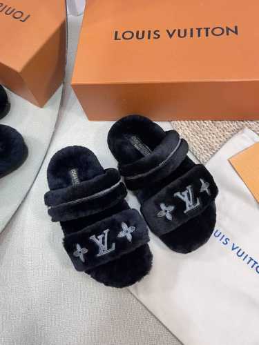 路易威登lv秋冬最新款毛毛拖鞋～ 这双毛拖也是好好看！皮质的就是非常高级呀！！搭配秋冬的牛仔短裤 简直就是完美呀！穿上立马拥有理想的身高有没有！ 大爱款，有时尚