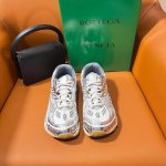工厂直销女款 ，男款 ，Bottega Veneta 以90年代自由随性的复古风格为灵感，推出全新的中性运运鞋 Orbit系列，王一博 同款走秀款 情侣款老爹鞋