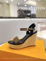 价格 Louis Vuitton 2024 走秀款厚底凉鞋 香港原版购入一比一开模 今年的款式比去年增加了老花原素 显得更为大牌 老花元素面款 内里垫脚全羊皮