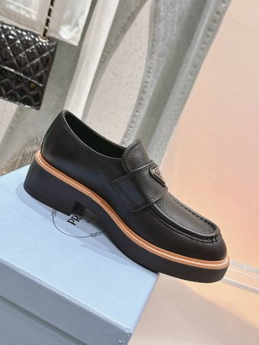 顶级品质 新品首發｜厚底复古三角扣商务女皮鞋，原版楦头鞋型超正，细节完美超级跑量。 这款休闲款妥妥的美式复古风格～ 上脚超级好看舒适经典百搭的绝绝子单品 A级环