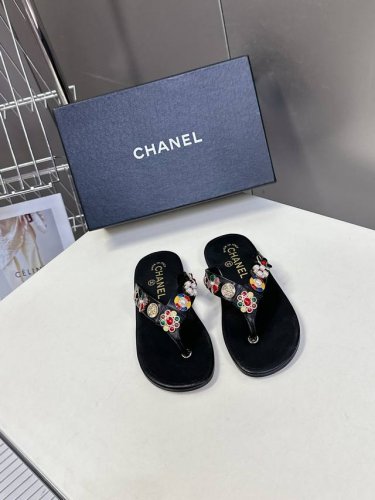 Chanel香奈儿走秀款拖鞋 完全原版一比一复刻打造 版型超级正 最新时尚的设计 火遍全网的单鞋，上脚又酷又时髦 五金全部开模复刻 独特设计最为抢眼吸晴 上脚还
