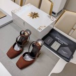 SAINT LAURENT ” SYL圣罗兰 顶级版本25SS众明星网红追捧的坡跟斜高跟，方头绑带小鱼嘴凉鞋。SYL 2025官方VIP 贵宾版金花磁铁盒 认清