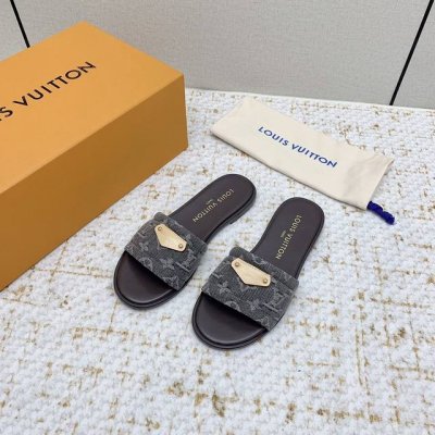 出厂 高版本 Louisvuitton 25 春夏新款 村上隆联名 平底凉拖 很难不怀疑是不是借鉴了唐朝的唐三彩作为基础，创新成Lv经典标志Logo，采用彩色以