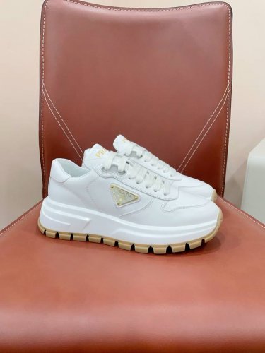 已认证 prad*最新Re-Nylon系列 三角标 情侣款 休闲 厚底 运动鞋 老爹鞋 这款运动鞋取材prad*系列标志性的科技材质打造 糅合优雅风范与创新设计
