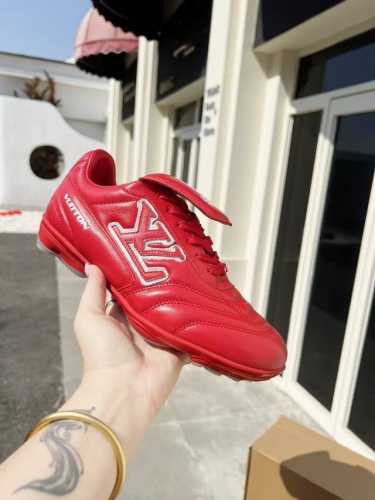 2025年新款Lv情侣同款球鞋，穿上就是时髦精 这款 Footprint Soccer 运动鞋于2025春夏系列时装展中亮相，是Pharrell William