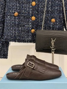 厂价半拖 乐福鞋 Prada 普拉达25Ss新品复古 走秀流苏乐福鞋半拖鞋系列 流苏搭配雕花工艺设计 网红Ins热捧 复古又时尚 上脚非常舒适又百搭！ 鞋面采用