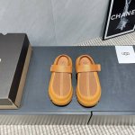 出厂:女 男 独家顶级版本 Ugg~25Vs春夏爆款松糕厚底凉鞋系列 松糕厚底半拖 主打一个随心索性 简单大方不失优雅 夏天的专属浪漫！！ 面料:原版定制牛皮透