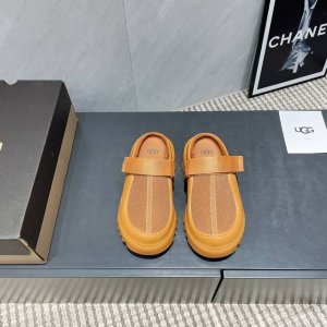 出厂:女 男 独家顶级版本 Ugg~25Vs春夏爆款松糕厚底凉鞋系列 松糕厚底半拖 主打一个随心索性 简单大方不失优雅 夏天的专属浪漫！！ 面料:原版定制牛皮透