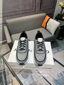 g I V E N C H Y 纪梵希新款 专柜同步 人手一双 不容错过 专柜买版 完全1:1 开模定制顶级版本 原版展示提供对比 让大货做到和原版0区别 实物