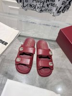 出厂 Gucci夏季最新款凉鞋 拖鞋 沙滩鞋 百搭M多裙子 裤子 网红搭配不同颜色袜子穿也超级洋气 牛皮面压花 双G水钻Logo Tpu防滑大底牛皮垫脚 码数: