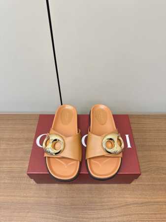 gucci｜古琦女士双G扣凉拖鞋 这款凉鞋以Gg帆布匠心打造，缀饰一眼可辨的双G标识，配以浅金色调配件，为整个设计注入一抹精致优雅气息 原版定制牛皮 内里定制羊 - 点击图像关闭