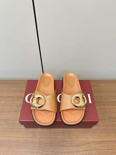 gucci｜古琦女士双G扣凉拖鞋 这款凉鞋以Gg帆布匠心打造，缀饰一眼可辨的双G标识，配以浅金色调配件，为整个设计注入一抹精致优雅气息 原版定制牛皮 内里定制羊