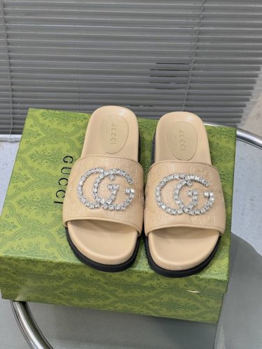 出厂 Gucci 新款双G水钻厚底拖鞋一字拖！ 面料：羊皮 内里：水染羊皮里 大底：原版防滑橡胶底 尺码：35-40 40定