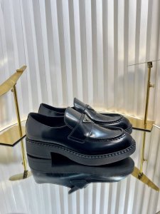 女 男 情侣款 顶级品质 Prada 经典款乐福鞋，调整升级版本全新上市 这款乐福鞋有多火就无需赘述了，无疑是近几年最受欢迎的乐福鞋！ 升级后微调细节如下：经典