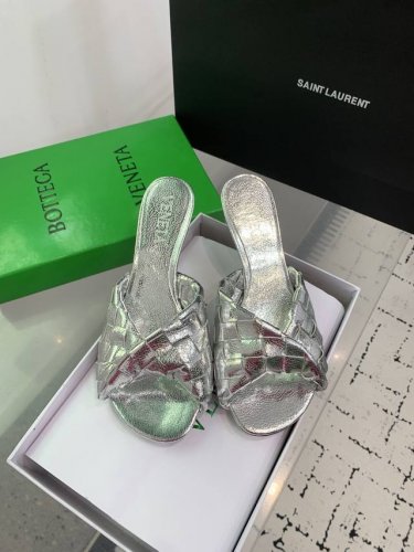 Bottega Venetabv Blink系列最新猫跟凉拖鞋！扭结编织饰带，上脚超性感！真的太美了！这款编织的鞋面超有高级感！高级穿着又仙女！简约时髦又有设计
