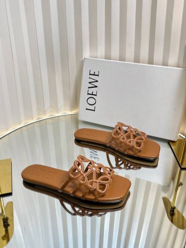 Loew* 罗意威 25Ss 春夏新品 拖鞋 疯狂种草简约设计感觉更干净优雅 让你念念不忘 颜色也很耐看漂亮 上脚瞬间气质十足气场 简直无敌帅气有型 鞋面采用牛