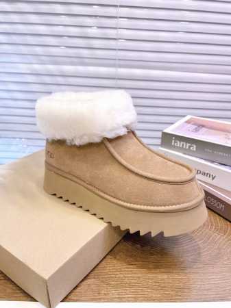 UGG P: 女款Size：35-41 UGG雪地靴上新：2024最新款，款号：22553，延续一直爆火的小圆头设计，增加最新防滑搓衣板大底，浓浓密密的翻口毛， - 点击图像关闭