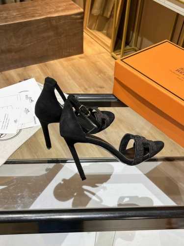 P380HermèS 高跟凉鞋 爱马仕的高跟鞋是我见过最简约最耐看最有气质的！！！任何风格都能Hold住，10.5Cm高度轻松驾驭，每个颜色都有她的独特风格，一