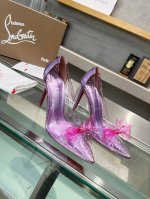 出厂 ChristianLouboutin 路铂廷 CL红底鞋 2054 春夏系列新品登场，创意大胆的鞋履设计尽显前卫态度，焕新都市造型。优雅时尚上面镶有银色搭