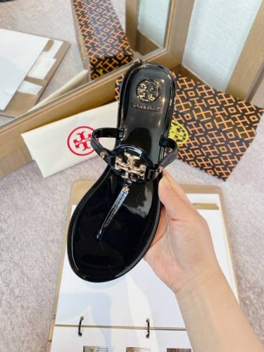 码数:35-41 Tory Burch 托里夏季经典爆款新款，专柜色，都是超级显白，面料专柜Pvc材质，， 夏季到海边度假的最佳选择，这款最得意的设计就是垫脚磨