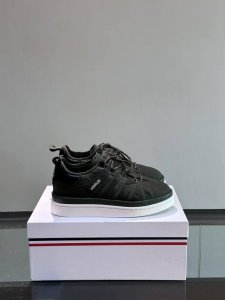 Moncler x adidas adidas与世界知名羽绒服品牌打造了一系列的联名产品，整个鞋面采用大面积的荧光尼龙面料，格外吸睛，内里的填充物很舒适，整个鞋