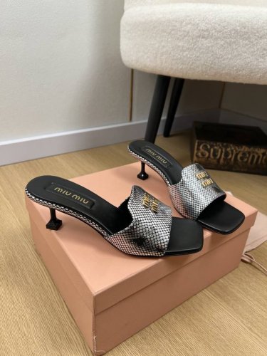 Miumiu缪缪 2025 miu家2025春夏新品 专柜最新爆款3D刺绣Logo 蝴蝶结 字母扣 小猫跟拖鞋系列 小红书力推爆款 原版购入开发 做货 Miu家