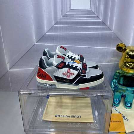 顶级版本 2024 路易威登走秀滑板鞋爆款， Louis Vuitton Trainer无疑是奢侈品牌推出的最成功的sneaker之一，不过探索的脚步并不会停， - 点击图像关闭