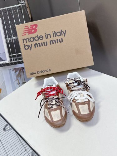 miu Miunew Balance 联名系列运动鞋、各大品牌都热衷于跨界联名、缪缪这次联名诚意满满非常有亮点鞋面高丝光拼接、做旧毛边设计、复古又叛逆、令人眼前