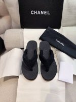 上新Chane* Coco小香双C早春夹趾人字拖鞋凉鞋 原单品质高版本 CHANE* 早春系列夹趾人字拖将随性度假风与高级成衣质感完美融合，打造慵懒却不失精致的