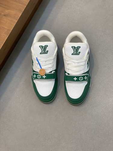 驴家 新配色 男士 Trainer运动鞋，本款 Lv Trainer 运动鞋取材柔软粒面小牛皮，呈现纯净色调，后部#54标识追溯品牌诞生于1854年，设计师手写