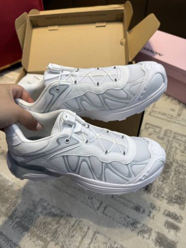 顶级品质 salomon Xt-Whisper 创造无界多元美感 开启时尚潮流新篇章 初代Xt-Whisper诞生于2009年 是Salomon首双女性专属越野