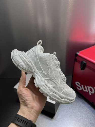 Balenciaga巴黎世家手工烫钻3Xl系列 复古休闲运动鞋 系列推出探索时尚界对于原创与挪用的概念、以全新系列致敬传承与经典，以标志性balenciaga廓