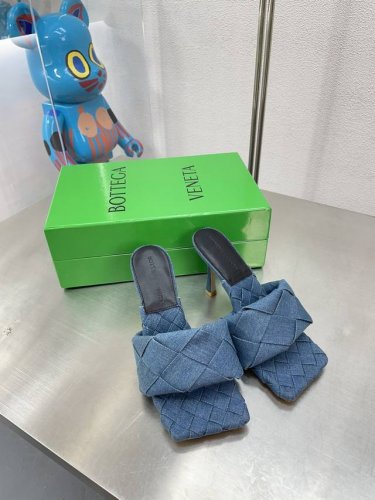 Bv 葆蝶家 新色春夏 高跟大编织拖鞋 蓝色洗水牛仔 编织设计元素 堪称Bv家族设计基因 9Cm跟高 搭配注塑前掌真皮大底 走路稳 不累脚 鞋面采用手工编织 搭
