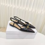 出厂价Pp Dior 2025迪奥春夏尖头平跟凉鞋 鞋面采用进口牛漆皮全手工制作，配品牌经典Logo加以修饰，尖头设计更有淑女优雅之风，简直露跟系列高跟鞋Dio