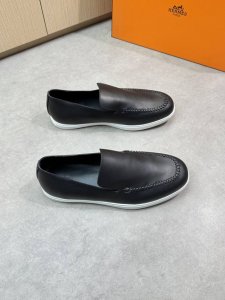 Hermes 爱马仕 -高端品质 原单休闲运动板鞋 -鞋面：纳帕小牛皮、品牌'h'图腾横担装饰、鞋丹手工串缝马克线 -内里：水染牛皮 -大底：原版超轻Tpu发泡