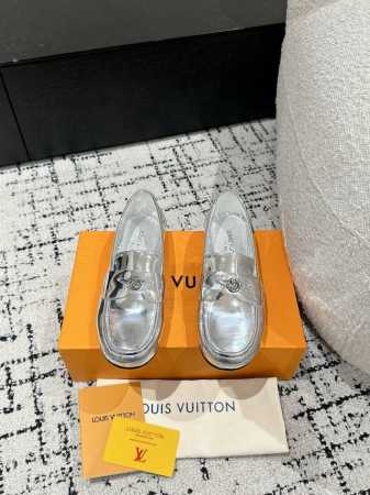 顶级版本louis vuitton 路易威登 25 春夏玛丽珍鞋漆皮面T字带搭配圆圈Lv金属字母点缀，洋娃娃即视感～乖巧可爱甜酷皆可简约精致，上脚超好看～穿着舒 - 点击图像关闭
